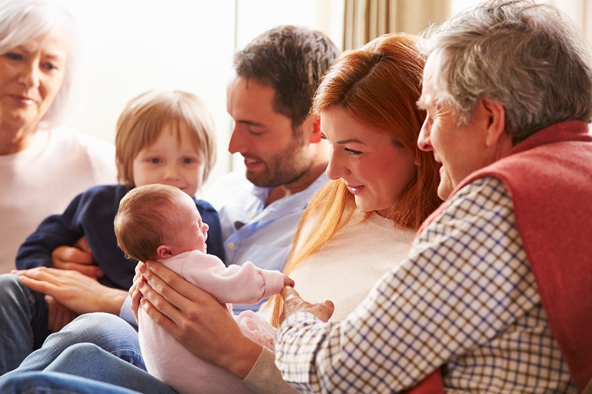 Mit Eltern-Tipps #GemeinsamStärker: Eltern, Großeltern und Geschwister mit neugeborenem Baby.