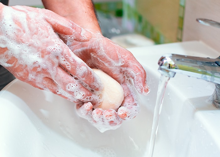Ein Mann wäscht sich mit einem Stück Seife die Hände, um Plastik zu vermeiden.