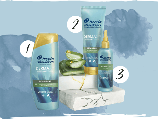 Die Pflegeserie DERMAXPro "Beruhigend" von Head & Shoulders, bestehend Shampoo, Pflegespülung und Kopfhautmaske auf blauem Hintergrund.