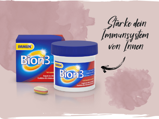 Weiß-blaue Produktverpackung von Bion3 IMMUN Tabletten vor einem rosa Hintergrund. Daneben steht "Stärke dein Immunsystem von innen".
