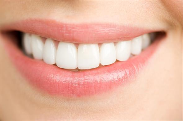 Du bicarbonate de soude pour des dents blanches