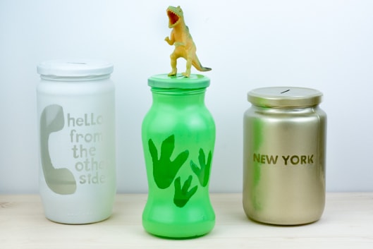 De creatie van het dinosauruspotje is voltooid, naast een gouden "New York"-potje en een wit "hello from the other side"-potje.