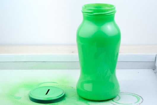 De pot en het deksel zijn bedekt met groene verf.