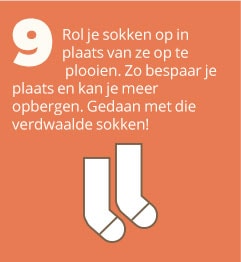 9. Rol je sokken op in plaats van ze op te plooien. Zo bespaar je plaats en kan je meer opbergen. Gedaan met die verdwaalde sokken!
