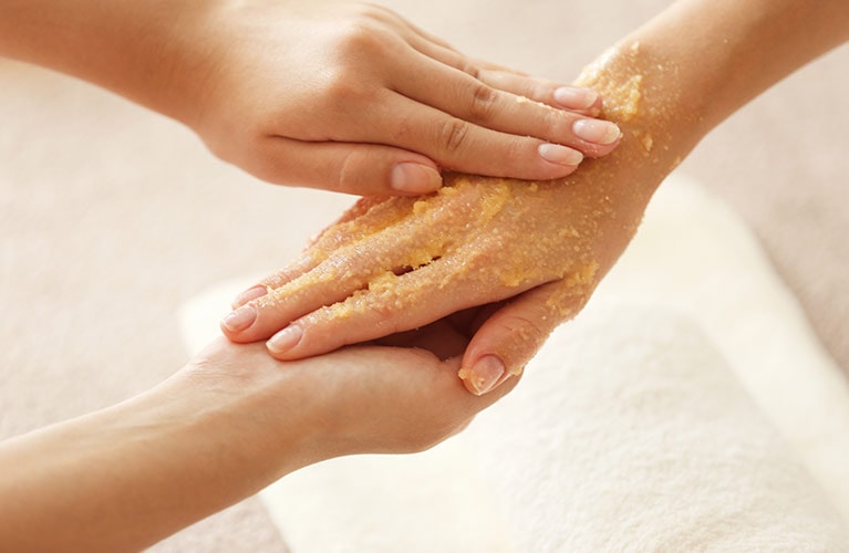 Peeling selber machen: 8 DIY-Rezepte für glatte Haut