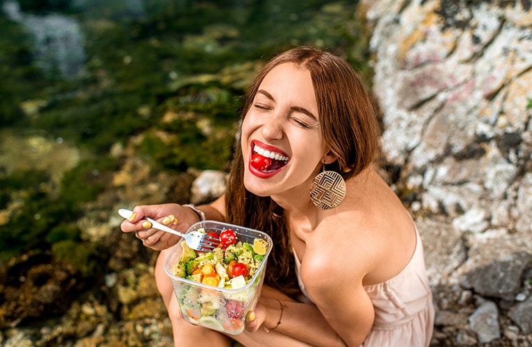 Junge Frau beim Essen