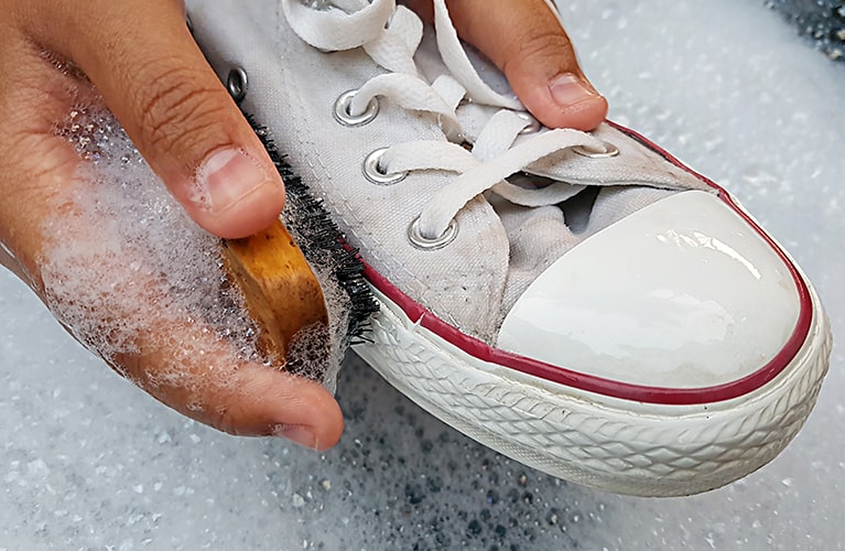 Sneakers, die gewaschen werden.