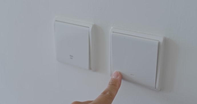 dedo apagando interruptor