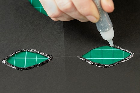 Decora con pegamento o gel de purpurina