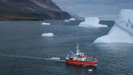Bateau passe devant un iceberg
