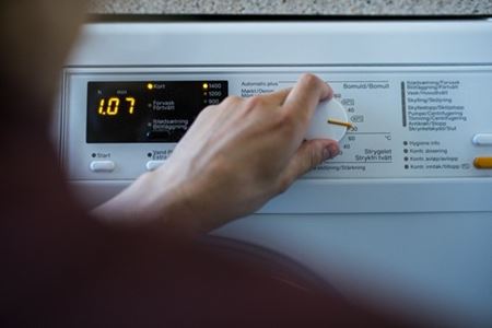 Soms is het ondernemen van actie voor het milieu heel eenvoudig: het verlagen van de temperatuur op onze wasmachines met slechts 10 graden vermindert de uitstoot van broeikasgassen aanzienlijk. Het is een kleine verandering die een grote impact kan hebben.