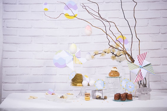 Des desserts de Pâques sont dressés sur une table, il y a de la décoration de Pâques sur la table