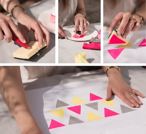 L'éponge est coupée en un triangle pour appliquer de la peinture sur la taie.