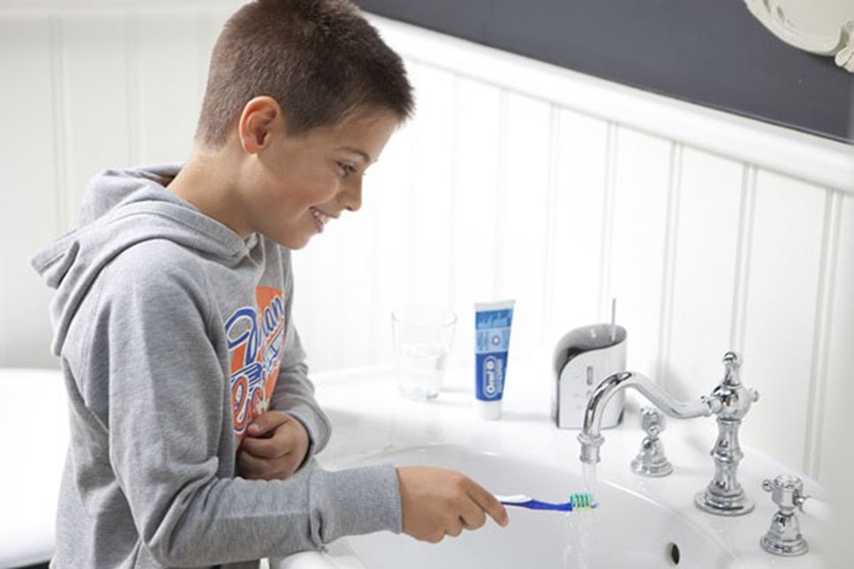 kind poetst zijn tanden