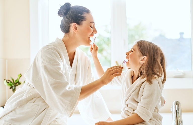 Mutter und Tochter bei der Zahnpflege