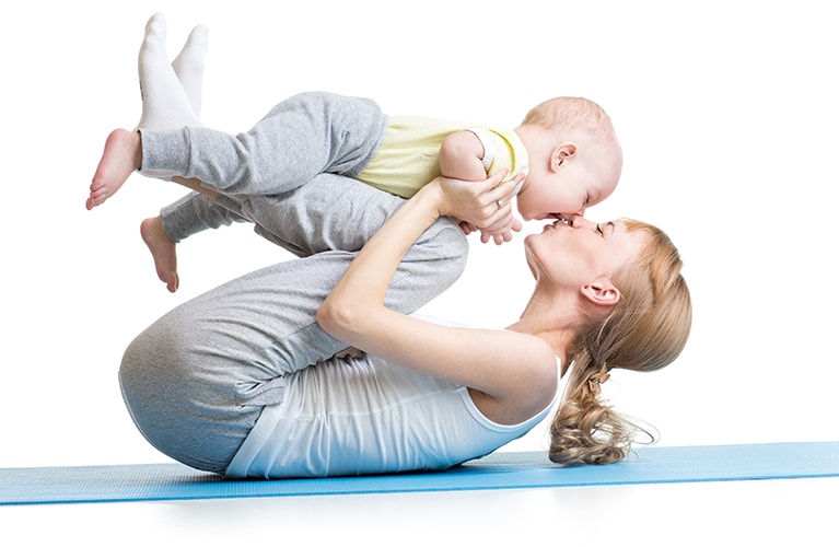 Junge Mutter mit ihrem Kind beim Baby-Yoga