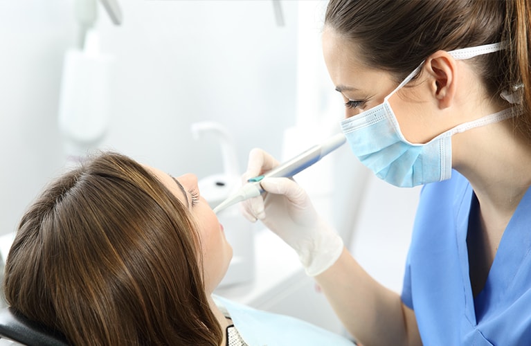 Wer unsicher ist, ob das professionelle Zahnreinigen in der Arztpraxis nötig ist, kann sich hier über Vor- und Nachteile informieren. Gleich lesen. 