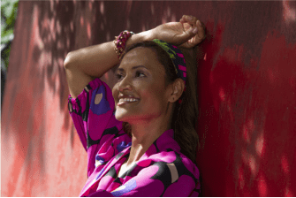 Ex-Model und Unternehmerin Waridi Schrobsdorff lehnt an einer roten Wand und schaut zur Seite. Neben ihr sind das Victoria Logo und der Satz "Sponsored by Ariel und Lenor" zu sehen.