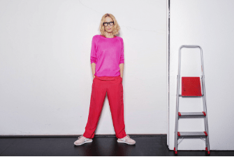 Ernährungsberaterin Susanne Liedtke steht vor einer weißen Wand. Sie trägt einen pinken Pullover und eine rote Hose. Links neben ihr ist das Victoria Logo zu sehen, links unten steht: sponsored by Bion3.