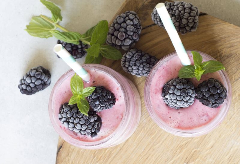 desayunos saludable con smoothies de yogur y fruta