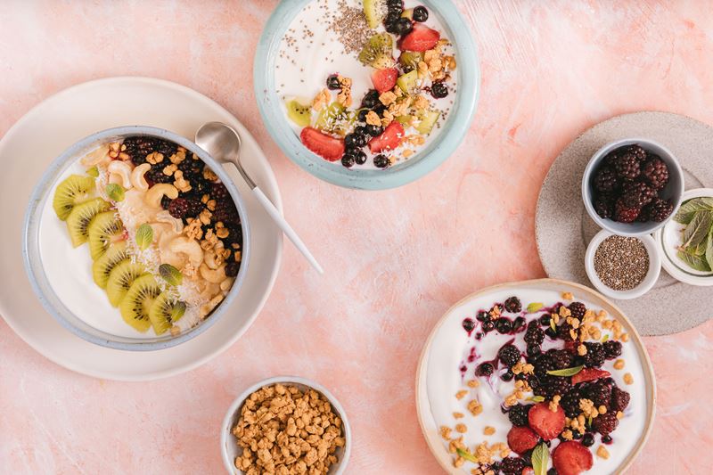 desayunos saludables y rápidos con yogur frutas y cereales