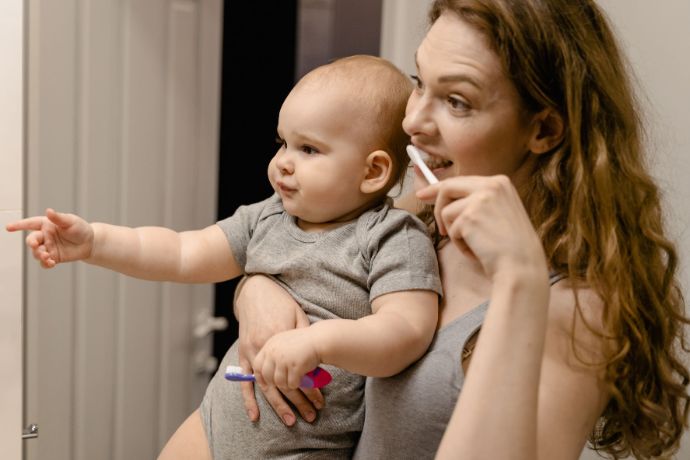lavar los dientes a un bebé