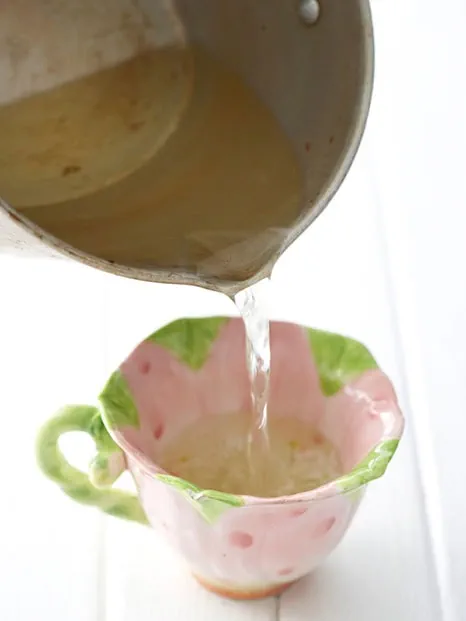 Paso 3, vierte la cera derretida en las tazas de té.