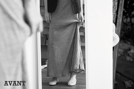 Une femme en robe face au miroir