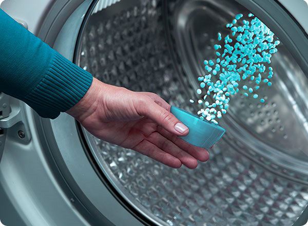 Versez les billes dans le lave-linge avant de charger les vêtements