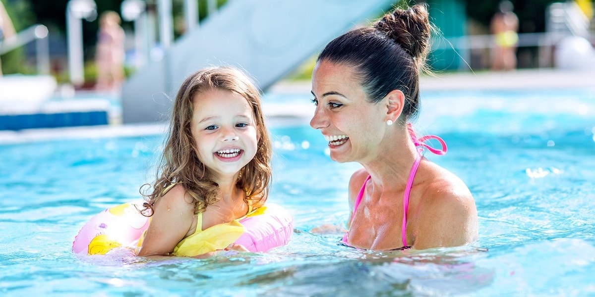 Comment protéger votre peau et vos cheveux du chlore dans une piscine –  TRIHARD
