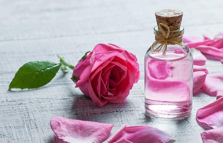 Ροζ τριαντάφυλλο με μπουκαλάκι με υγρό
