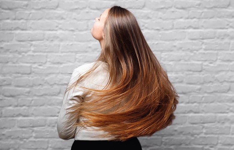 Πώς το νερό micellar έγινε το κορυφαίο beauty trend για τα μαλλιά 