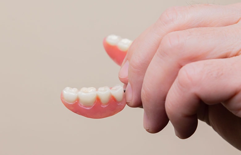 Η σημασία της στερεωτικής κρέμας για τις τεχνητές οδοντοστοιχίες