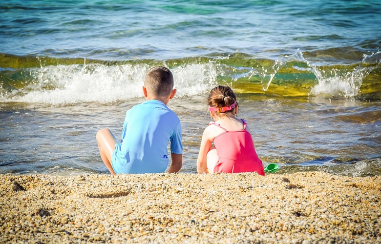 Όλα όσα αξίζει να προσέξετε στην πρώτη βόλτα με τα παιδιά στην παραλία 