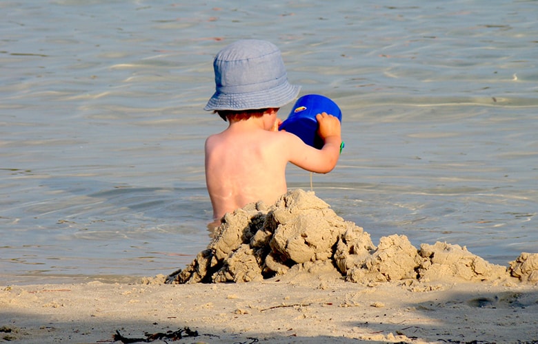Παιδάκι που παίζει στην παραλία