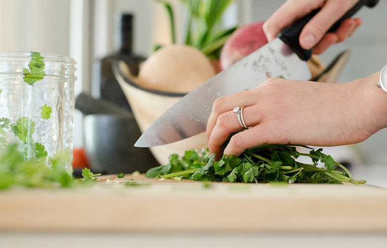 Γυναίκα κόβει λαχανικά με μαχαίρι