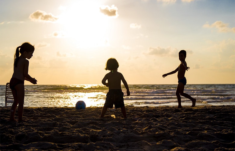 Τρία παιχνίδια για να διασκεδάσεις με τα παιδιά στην παραλία