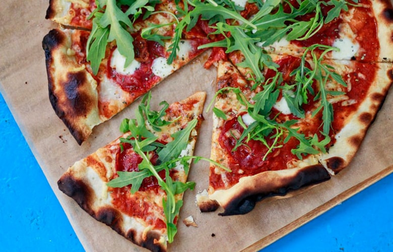 Τρεις νόστιμες προτάσεις για να γιορτάσετε τον μήνα της πίτσας