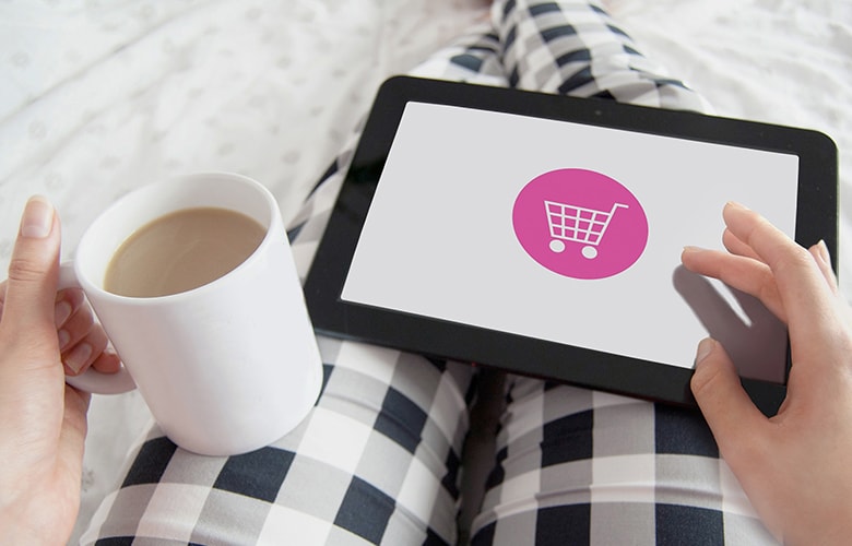 Κούπα με καφέ και τάμπλετ