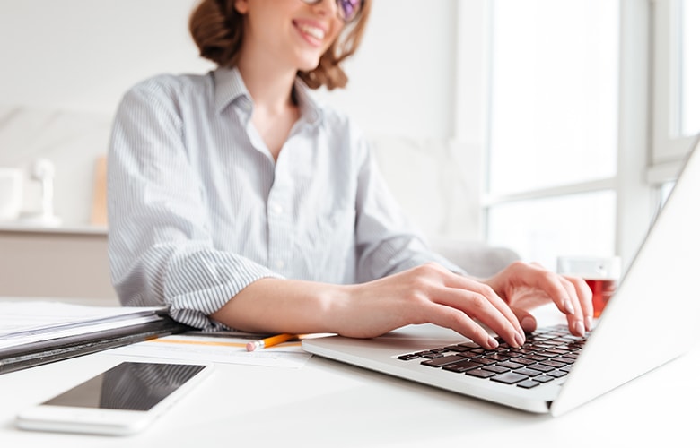 Γυναίκα χρησιμοποιεί φορητό υπολογιστή