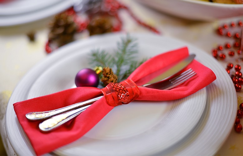 Πώς θα οργανώσεις ένα χριστουγεννιάτικο τραπέζι στο σπίτι δίχως να πελαγώσεις