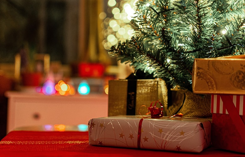 Δώρα κάτω από χριστουγεννιάτικο δέντρο