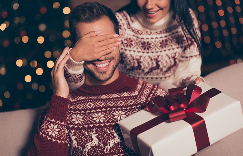 Γυναίκα δίνει δώρο σε άντρα κλείνοντάς του τα μάτια