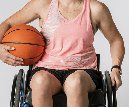 Μπασκετμπολίστας σε αναπηρικό καροτσάκι