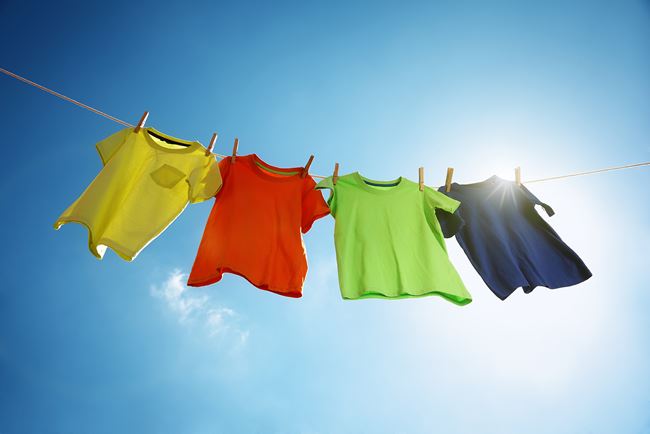 Bir ipte asılı yıkanmış renkli giysiler