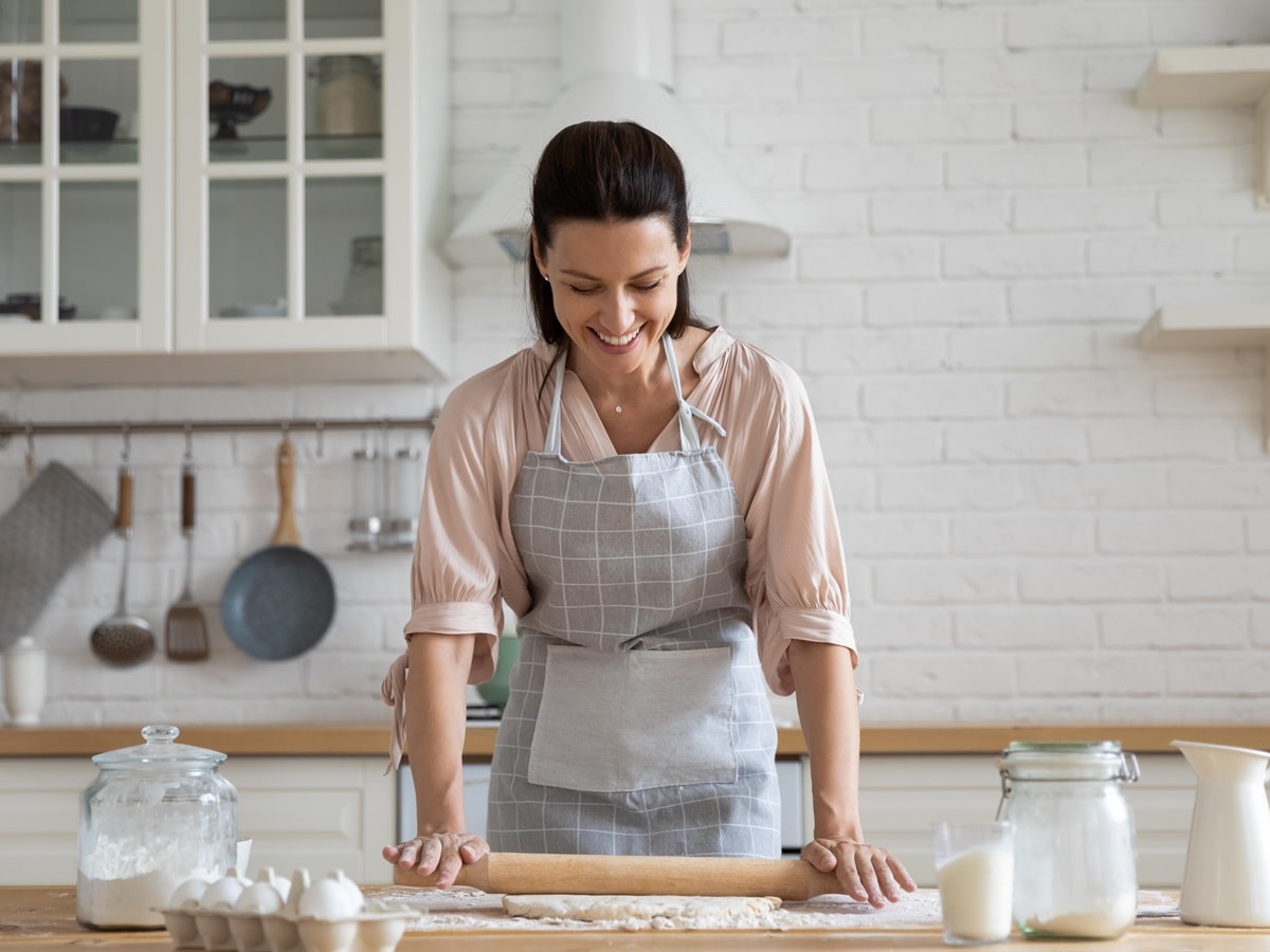 Требуется мойщик посуды. Посудомойка женщина. Кухонный работник. Фотосессия на кухне. Для посуда женщина работа.
