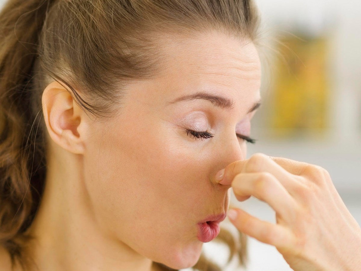 Резкий запах. Человек воняет. Человек с закрытыми ушами. Приятный запах от человека. Неприятные эмоции.