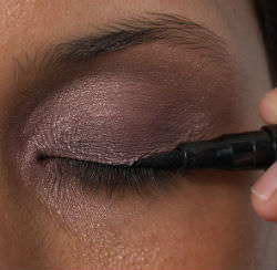 How to apply eyeshadow