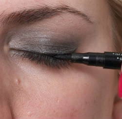 how to apply eyeshadow 