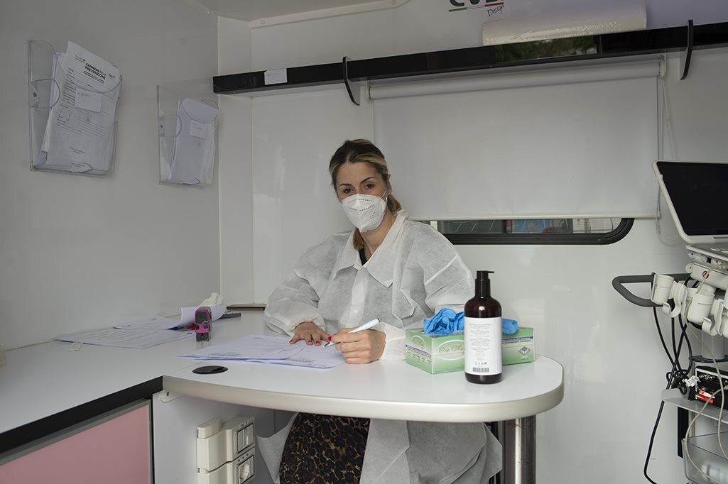 dottoressa di Komen Italia in un laboratorio